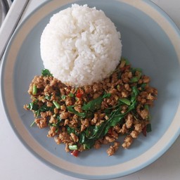 กะเพราหมูสับราดข้าว