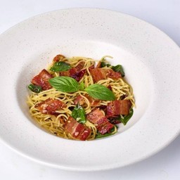 สปาเก็ตตี้เบคอนพริกแห้ง. Stir-Fried Spaghetti With Dried Chilli And Crispy Bacon
