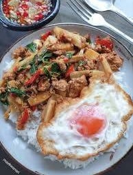 กระเพราหน่อไม้เปรี้ยวหมูสับ
