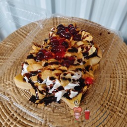 ขนมปังปิ้งวิปครีมคอนแฟลค+เยลลี่แดง