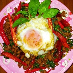 กระเพราหมูไข่ดาว