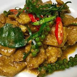 หมูชิ้นพริกแกงใต้ใบยี่หร่า