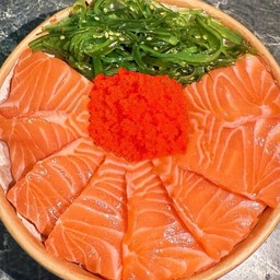 HOT ! ข้าวหน้าแซลมอน ซาซึมิ+ไข่กุ้ง+สาหร่าย  พร้อมน้ำจิ้มซีฟู้ด (三文鱼唐)