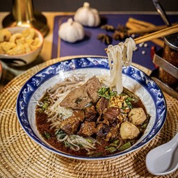 ก๋วยเตี๋ยวรวมหมูตุ๋นน