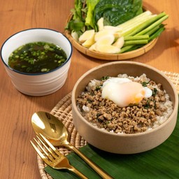 ข้าวราดใบยี่หร่าหมูผัดเครื่องเทศ