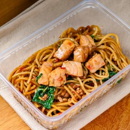 สปาเก็ตตี้กะเพราแซลมอนลูกเต๋า