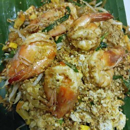 ผัดไทยกุ้งสด แอ่นแอ๊น