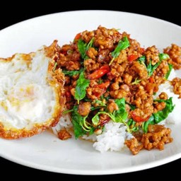 กระเพราหมูสับราดข้าวไข่ดาว