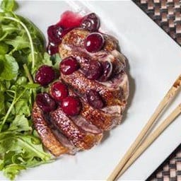 Braised Duck Salad with Cheese and Roasted Blackcurrant
สลัดเป็ดตุ๋นชีส