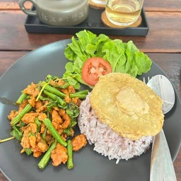 ผัดพริกแกง + ไข่ดาวเจ