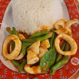 ข้าวผัดพริกแกงปลาหมึก