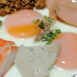 สลัดผัก chefpomและอาหารเช้า  โต๊ะสนุก