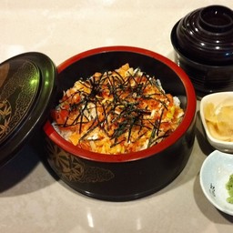 ข้าวซูชิปลาแซลมอนต้นหอมสับ