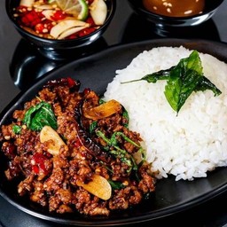 กะเพราเนื้อสับ 4 แถม 1