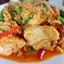 ไก่ผัดผงกระหรี่ราดข้าว