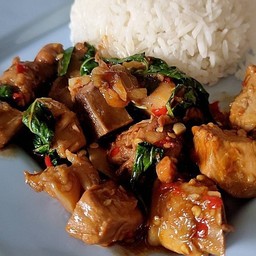 ข้าวราดกระเพราหมูกรอบ