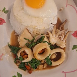 ข้าวกระเพราปลาหมึก