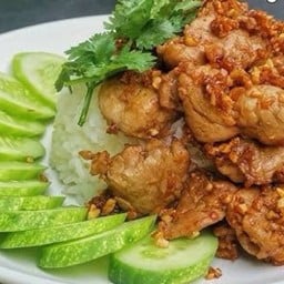 หมูชิ้นทอดกระเทียมราดข้าว
