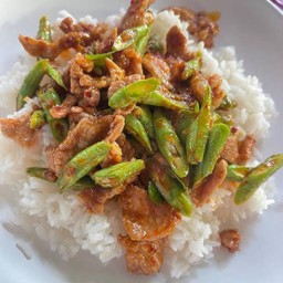 ข้าวพริกแกงถั่ว