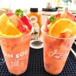 สตอเบอร์รี่ปั่นสด x ส้มแมนดาริน (ไม่ใส่นม)