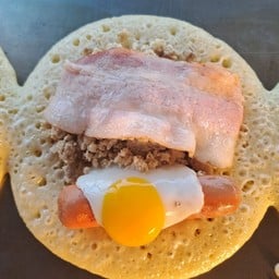 ไข่ดาว+ไส้กอก+หมูสับ+เบคอน