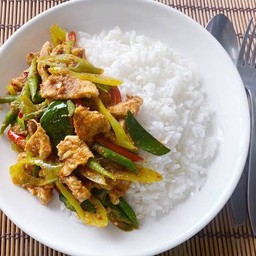 ผัดพริกแกงไก่ราดข้าว