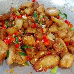 สามชั้นคั่วพริกเกลือ