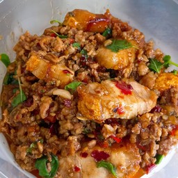 กะเพราหมูสับใส่หมูกรอบ (กับข้าว)