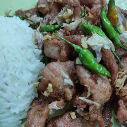 ข้าวหมูทอดพริกกระเทียม