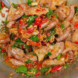 หอมกะเพราใส้อ่อนหมูพริกแห้งโคตรแซ่บ