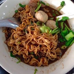 ร้านก๋วยเตี๋ยวหมูน้ำตก ร้านนี้ให้หัวไช้เท้าเยอะ น้ำเข้มๆ
