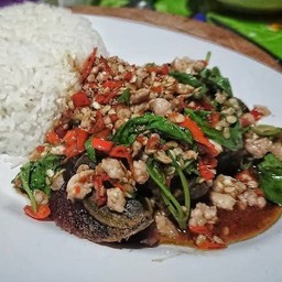 ข้าวกระเพราไข่เยี่ยวม้าหมูสับ