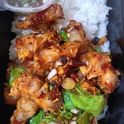 กระเพราหมูสามชั้นทอดราดข้าว