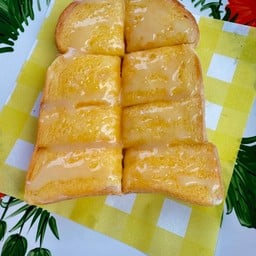 ขนมปังปิ้งและผลไม้