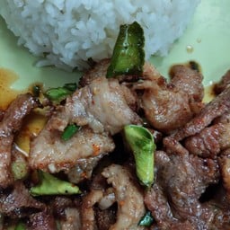 ข้าวหมูทอดยำแซ่บ