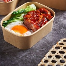 ข้าวหรือบะหมี่หน้าบาร์บีคิวหมูแดงไข่ดาว