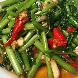 ผัดผักบุ้ง ราดข้าว