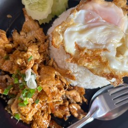 ทอดกระเทียมราดข้าว