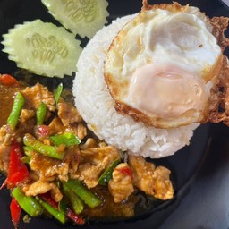 ผัดเครื่องแกง