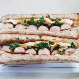 แซนวิชไส้กรอกไก่ไข่ดาวเน้นโปรตีนกล่องน้ำตาล1คู่