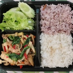 ผัดกระเพราเห็ด-ราดข้าว