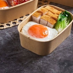 ข้าวหรือบะหมี่หน้าหมูกรอบไข่ดาว