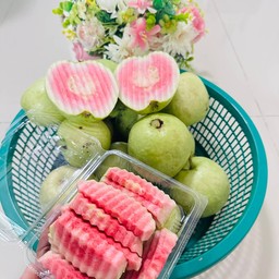 ฝรั่งไส้แดง