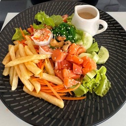 แซลมอน+กุ้ง+สลัด+เฟรนฟราย