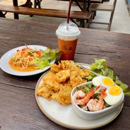 ยำมะเขือกรอบ (กุ้ง หมูสับ ไข่)