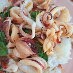 ข้าวราดกระเพราปลาหมึก