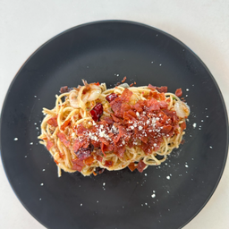 สปาเก็ตตี้เบคอนผัดพริกแห้ง