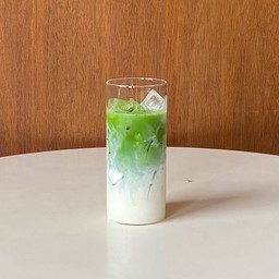 Premium matcha latte (มัจฉะลาเต้เกรดพรีเมี่ยม)