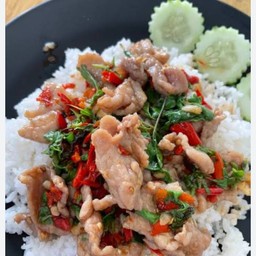 กระเพราหมูชิ้นราดข้าว