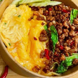 หอมกะเพราหมูสับพริกแห้งโคตรแซ่บ